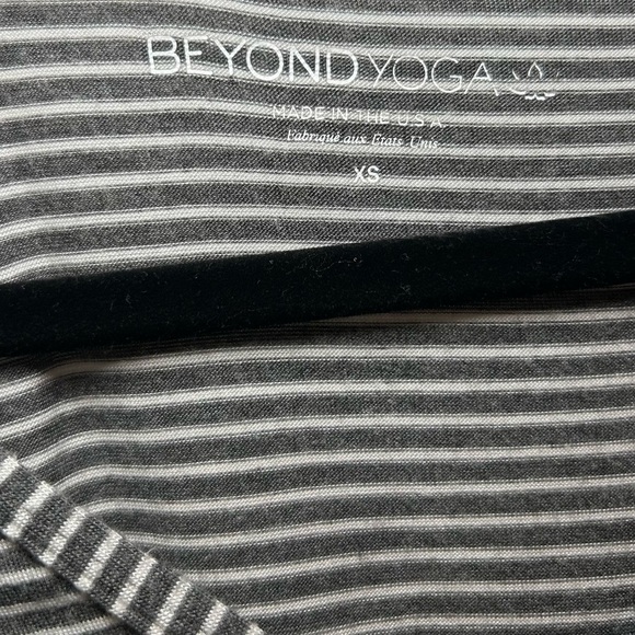 BEYOND YOGA Women's Classic V-Neck Long Sleeve Top- Grey Striped/ Size X-Small - Picture 3 of 4